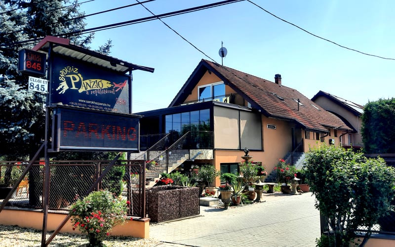 Sarokház Panzió - Reptéri parkoló