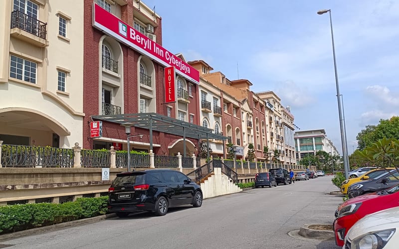 Beryll INN Cyberjaya HOTEL ( across the road to DPulze Shopping Mall) near to Putra MRT, PICC ) jaya Sentral. MRT Station.